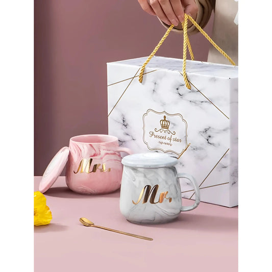 Tazas de Cerámica Mr y Mrs con Tapas Cucharas Juego 2 | Diseño Marmoleado para Parejas Regalo Original Boda Aniversario