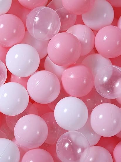 Bolas de plástico rosas y blancas en una colección Infantil