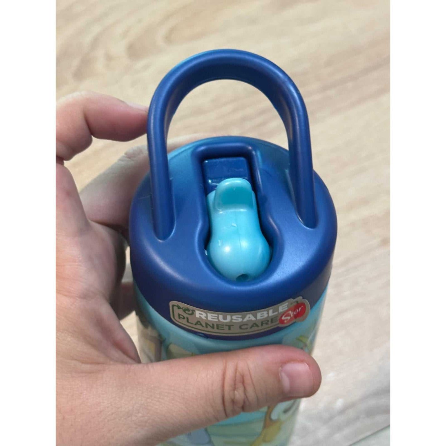 botella de agua deportiva azul bluey con pajita y asa 410ml