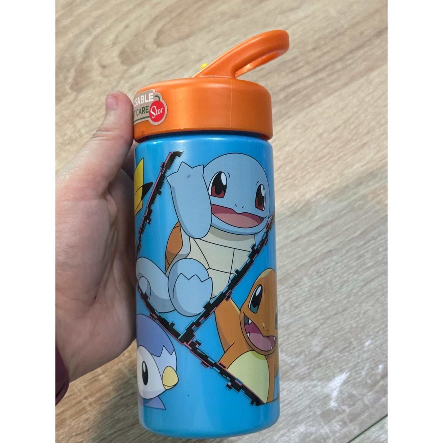Botella de agua deportiva 410ml con pajita y asa decorada con Pokémon iniciales