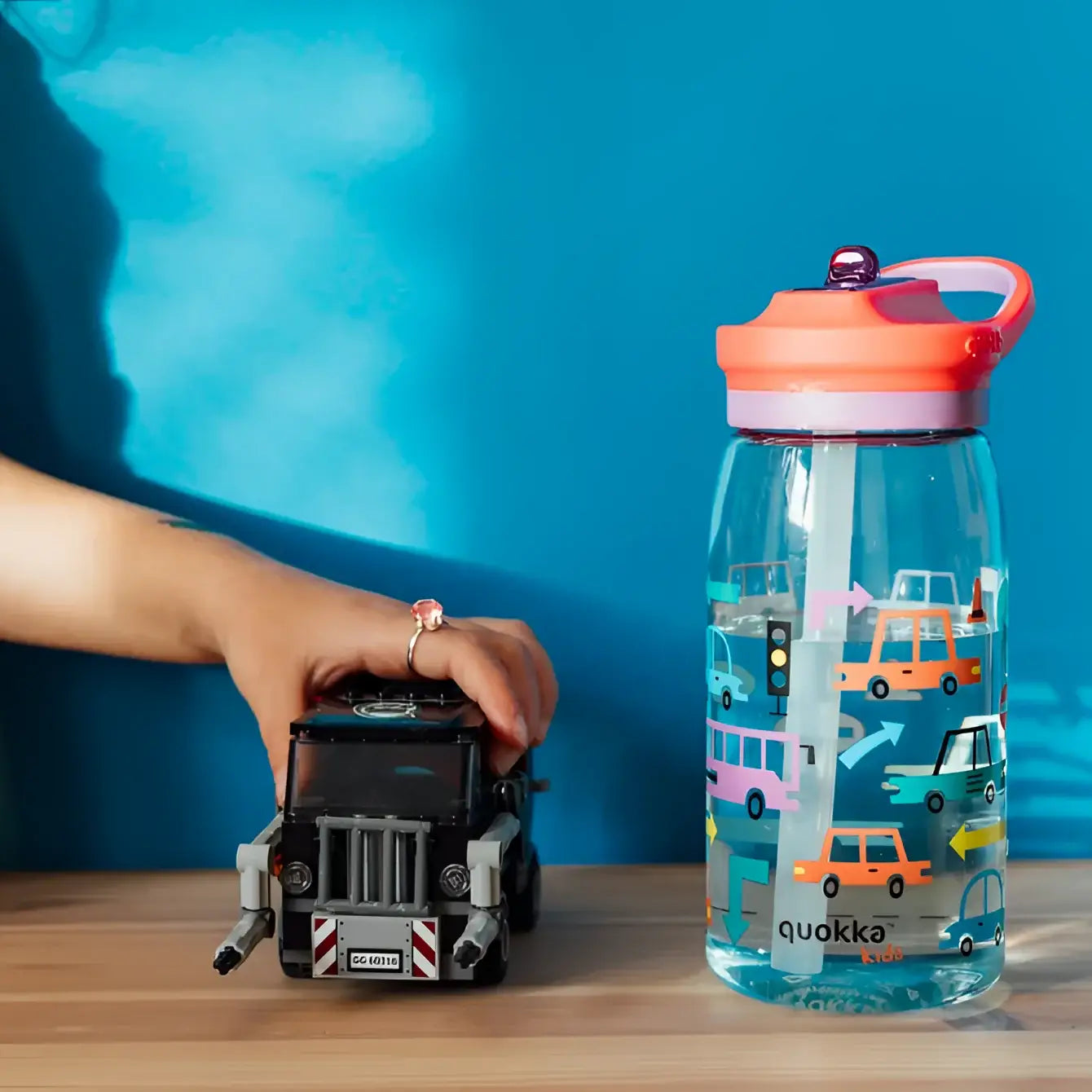 Botella plástico QUOKKA GLOW CARS con pajita 580ML