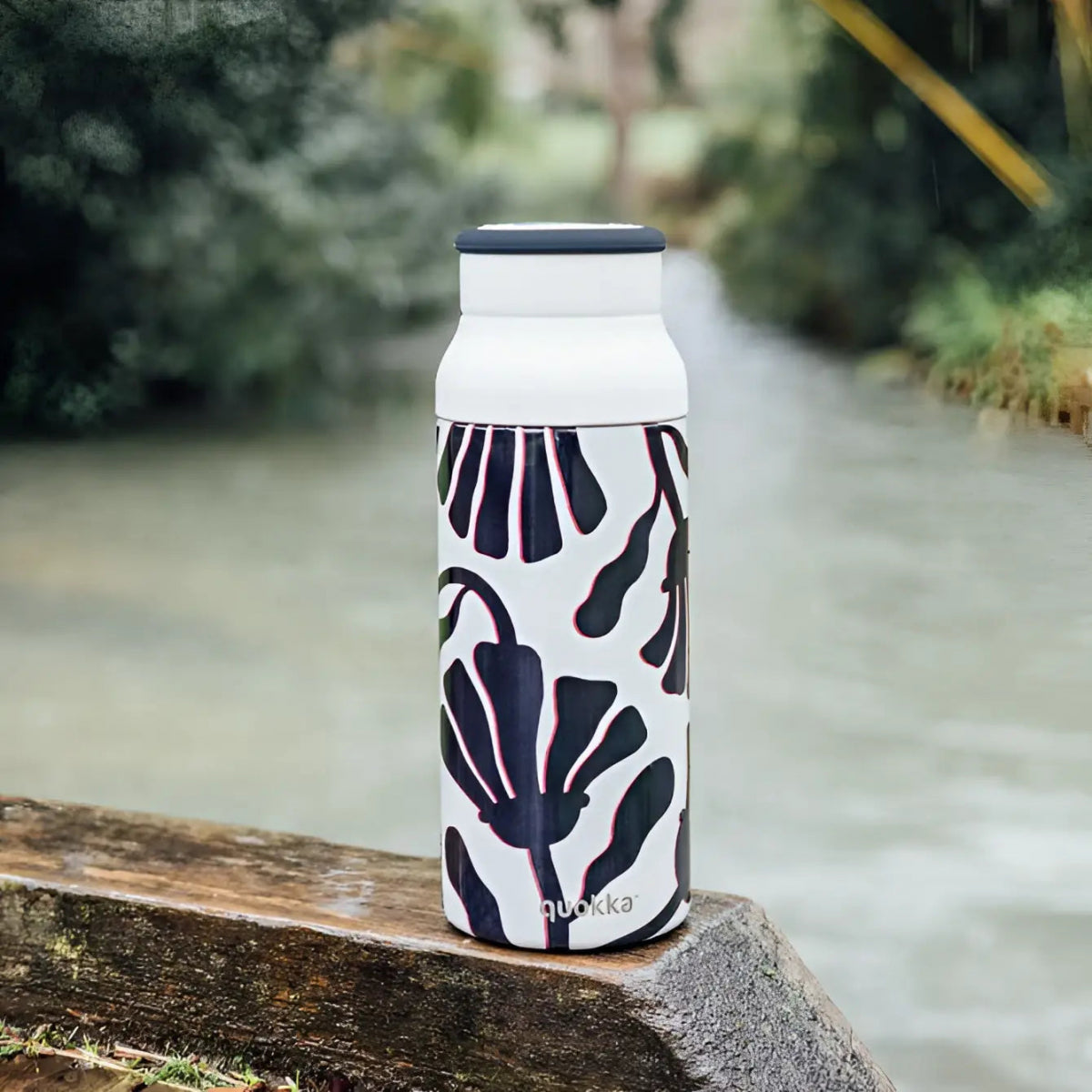 Botella térmica QUOKKA ECHO ABSTRACT LEAVES con asa de silicona 690ML