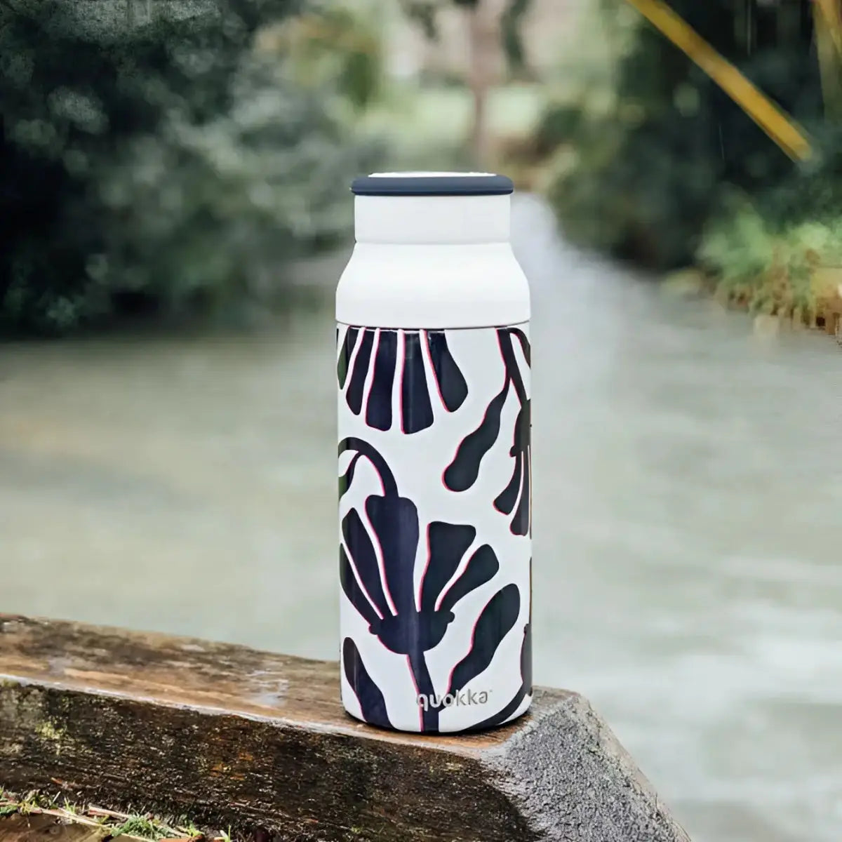 Botella térmica QUOKKA ECHO ABSTRACT LEAVES con asa de silicona 690ML