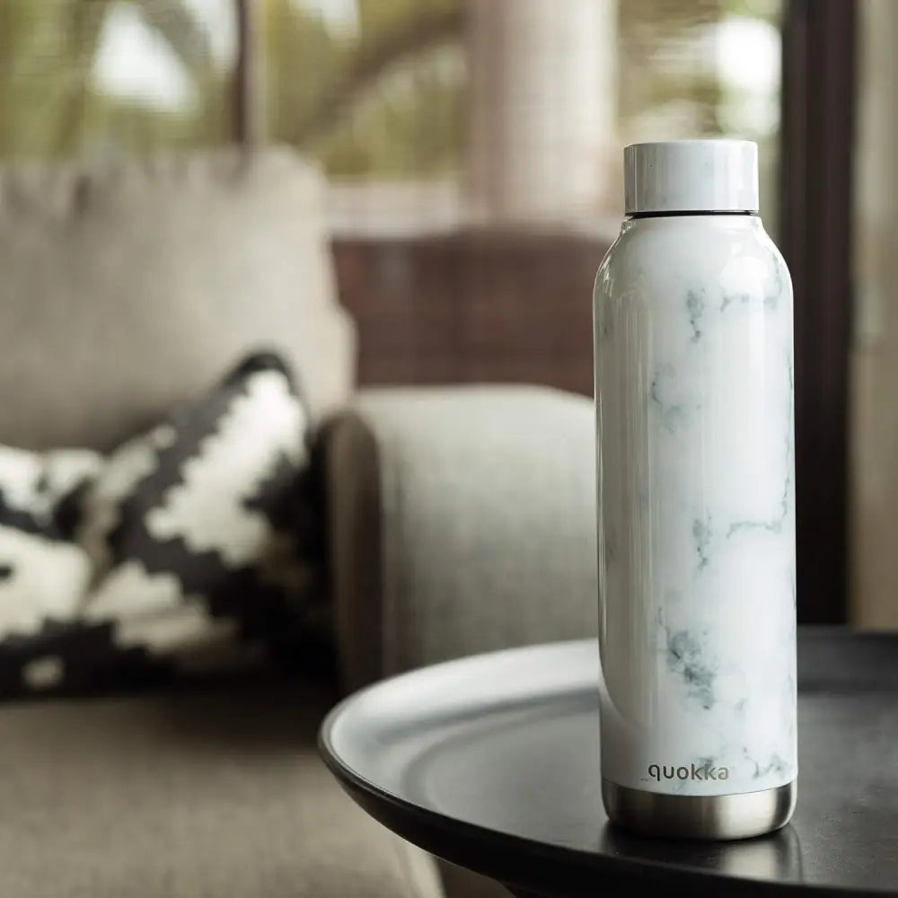 Botella térmica Quokka Solid Mármol 630ml mantiene frío y calor para todo tipo de bebidas niños adultos acero inoxidable