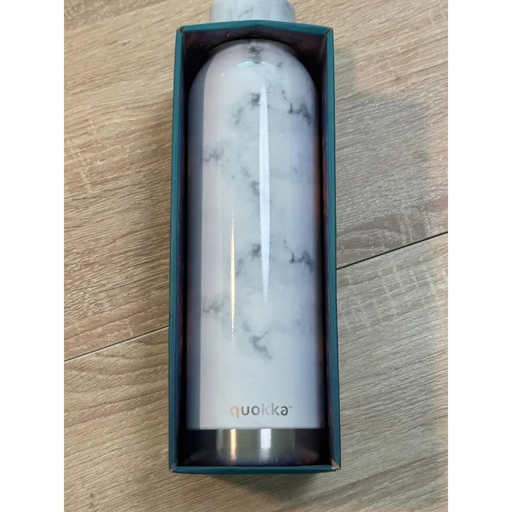 Botella térmica Quokka Solid Mármol 630ml mantiene frío y calor para todo tipo de bebidas niños adultos acero inoxidable