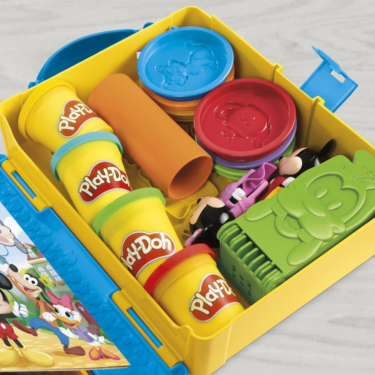Maletín Play Doh ’Crea una historia Disney Junior’ con accesorios y 4 botes - plastilina