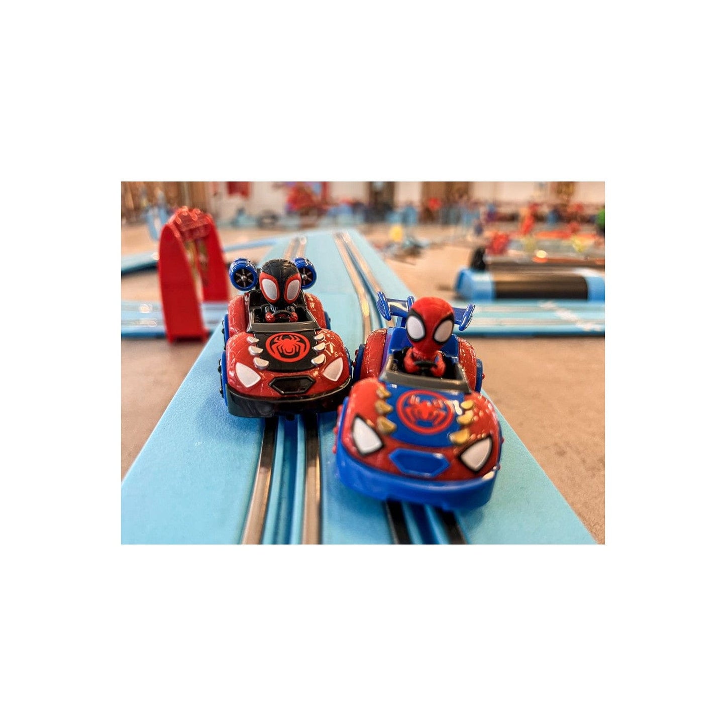 Pista carrera Spidey Spiderman con 2 coches y de 2,4m - Juguete