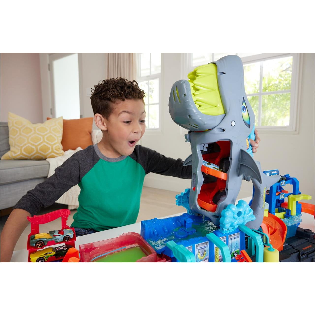 Pista Hot Wheels City Túnel de lavado con tiburón. Incluye coche que cambia color