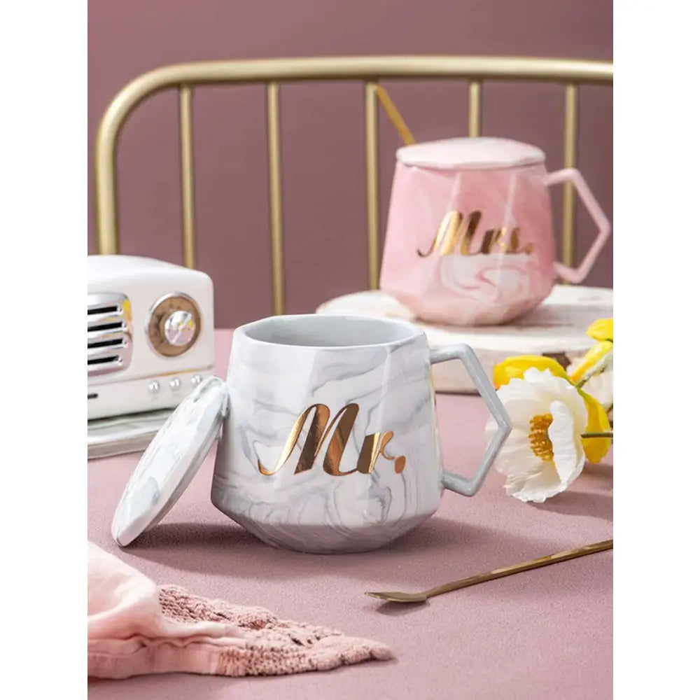 Tazas de Cerámica Mr y Mrs con Tapas Cucharas Juego 2 | Diseño Marmoleado para Parejas Regalo Original Boda Aniversario