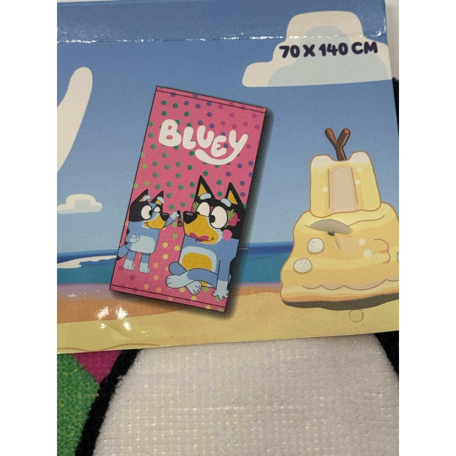Toalla playa piscina infantil microfibra rosa 70x140 cm con dibujos de Bluey